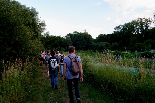 Tout l'été, un cycle de randonnées curieuses pour sillonner Caen et ses environs - Randonnée curieuse entre Colombelles et Mondeville, juin 2022. Photo&nbsp;: Adèle Bardot - Territoires pionniers.